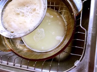 4、红糖姜膏,过滤一遍，去掉渣子