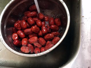 5、红糖姜膏,红枣冲洗干净