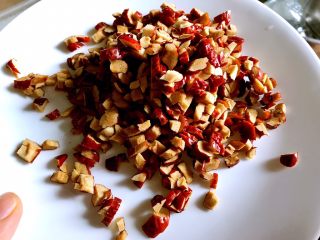 6、红糖姜膏,红枣去核切碎