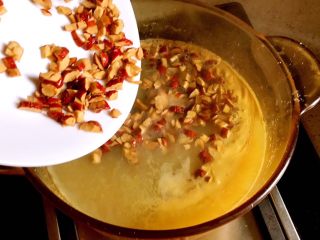 8、红糖姜膏,姜汁煮开后加入红枣