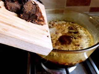 10、红糖姜膏,古方红糖切碎加入锅中