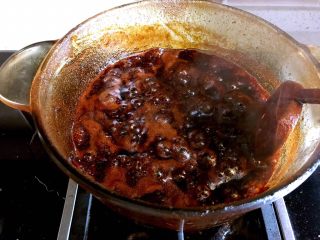 11、红糖姜膏,不停搅拌锅，直到浓稠（我大约小火煮了一个小时）