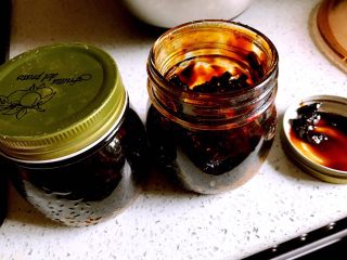 12、红糖姜膏,装入瓶中（大约得到了500g的红糖姜膏）