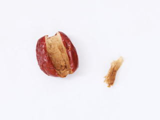 2、心太软 ,把枣核从枣内取出来，去掉枣核的大枣放一边备用。