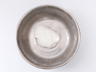 3、心太软 ,糯米粉加温水，用手揉成为软硬适中的面团。建议每次少揉一点，不够再做，因为糯米团放久了会变干。