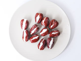 5、心太软 ,将每一颗红枣按照上面的方法，全部加上糯米面团。