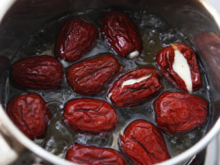 6、心太软 ,把冰糖和凉水倒入锅内，水开放入红枣，大火煮至沸腾。