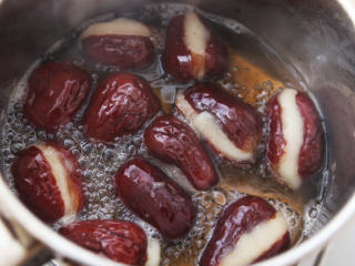 7、心太软 ,转小火继续煮20分钟，盛出红枣，浇上锅里的糖水汁，即可上桌，放凉吃更美味。