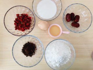 1、枸杞红枣饼干,准备好所有食材。