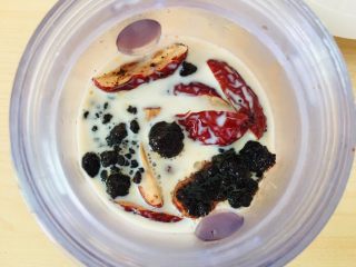 2、枸杞红枣饼干,红枣、枸杞、红糖、牛奶放入粒料理杯。