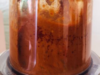 3、枸杞红枣饼干,打成糊状。