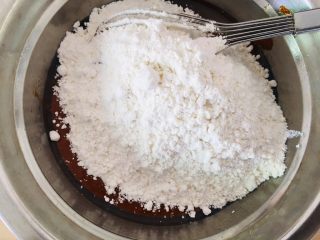 6、枸杞红枣饼干,倒入低筋面粉。