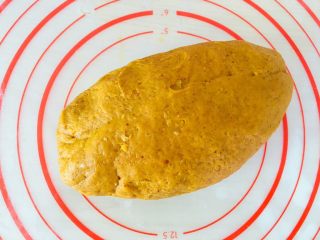 7、枸杞红枣饼干,揉成团。