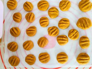 10、枸杞红枣饼干,上下火210度30分钟。