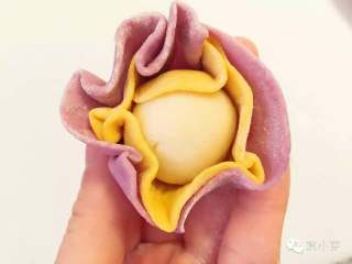 2、三色开花馒头,然后像包包子一样团起