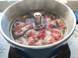 5、酸汤肥牛金针菇,肥牛烫到变色