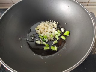 6、酸汤肥牛金针菇,热锅炒香葱花蒜末