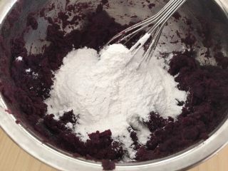 7、红糖紫薯饼,加入糯米粉。