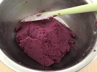 8、红糖紫薯饼,翻拌成团。