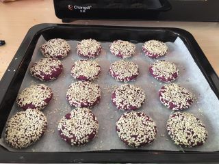 12、红糖紫薯饼,放入烤盘。