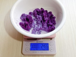 1、好吃不上火~红枣紫薯发糕,紫薯去皮,切小块,隔水蒸熟,用小勺碾碎,加入20g牛奶,搅拌均匀。