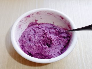 5、好吃不上火~红枣紫薯发糕,最后成为较黏稠糊状,搅拌起来比较吃力的那种即可!