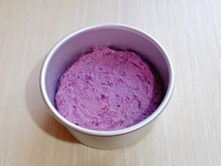 6、好吃不上火~红枣紫薯发糕,将6寸活底蛋糕模具刷上一层食用油(以便脱模)将发糕糊倒入模具中,抹平。