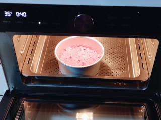 7、好吃不上火~红枣紫薯发糕,将模具放入蒸烤箱,进行发酵。