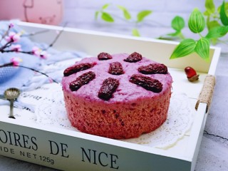 10、好吃不上火~红枣紫薯发糕,取出模具,趁热脱模。