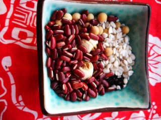 1、塑身解压食单之三文鱼,体内有湿会让人倦怠，赤小豆薏米可去湿。赤小豆与红豆很像，不过，红豆相比更偏暗红，个头更小而瘦长，