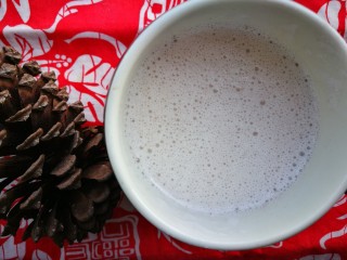 3、塑身解压食单之三文鱼,细滑的黑芝麻红豆薏米奶，胃寒的人要加红枣湿气重的人用赤小豆代替红豆。