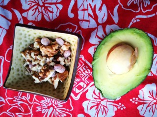 6、塑身解压食单之三文鱼,用刀绕着牛油果皮切一圈，用手掰开，入核。