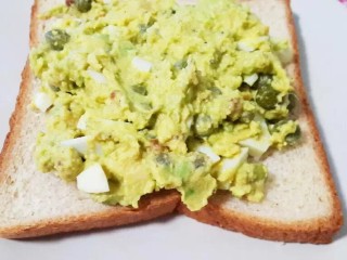 8、塑身解压食单之三文鱼,也可以将牛油果蛋黄沙拉做成做成三明治。将牛油果蛋黄压成泥，加入蛋白核桃苹果丁搅拌均匀，铺在切片面包上。