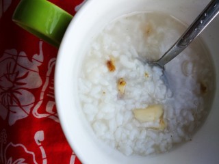 10、塑身解压食单之三文鱼,晚上下班，将开水加入百合、大米中，加几滴油，入电饭锅按粥档开煮。