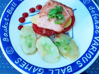 12、塑身解压食单之三文鱼,锅中热油，加入姜蒜、用白胡椒和盐腌过的三文鱼，土豆片、番茄片、黄瓜片，中火煎成。