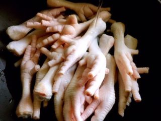 2、广式早茶豉汁蒸凤爪,冷水下锅