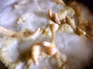 3、广式早茶豉汁蒸凤爪,煮至七分熟