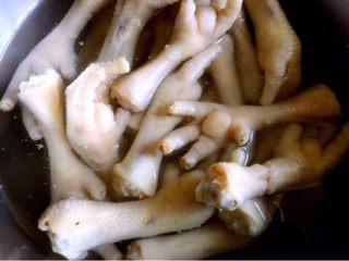 4、广式早茶豉汁蒸凤爪,捞出用温水洗净