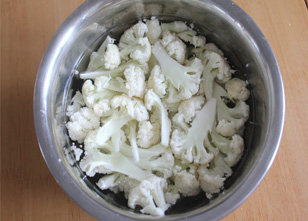 1、动脑筋做让小朋友爱吃的素菜——番茄菜花 ,菜花分成小朵用淡盐水浸泡15分钟,这样有利于去除农药,菜花里面有小虫的话也会跑出来。