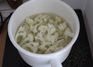 5、动脑筋做让小朋友爱吃的素菜——番茄菜花 ,泡好的菜花清洗一下,烧开水焯烫1分钟左右,捞出控水备用。