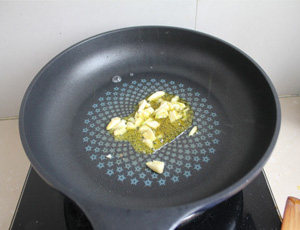 6、动脑筋做让小朋友爱吃的素菜——番茄菜花 ,锅内放油,烧热放入蒜末炒香。