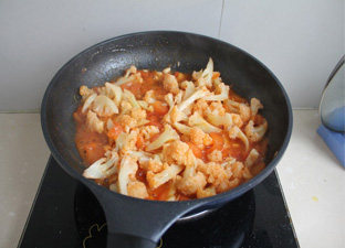 12、动脑筋做让小朋友爱吃的素菜——番茄菜花 ,放入菜花翻炒,炖至汤汁收浓稠即可。