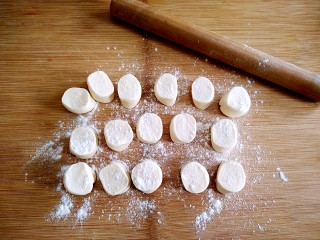 12、韭菜盒子,再切分成大小均匀的面剂子。