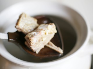 8、养生滋补的虫草山药排骨汤,汤煲放入排骨。