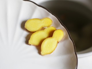 10、养生滋补的虫草山药排骨汤,加入姜片。