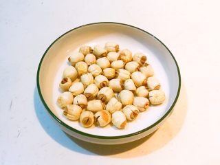 1、冰糖雪梨莲子羹,无心莲子