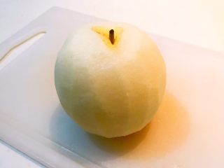 5、冰糖雪梨莲子羹,把雪梨削皮