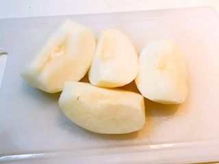 6、冰糖雪梨莲子羹,切除果核