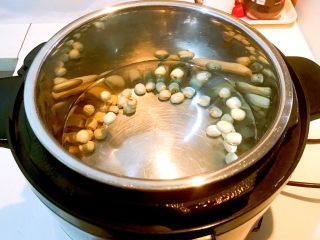 9、冰糖雪梨莲子羹,锅里加入冷水，放入莲子，开锅后煮50分钟