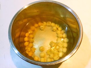 10、冰糖雪梨莲子羹,莲子煮熟了